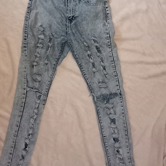 Revolt Jeans Denim - Ripped jeans with blown knees.